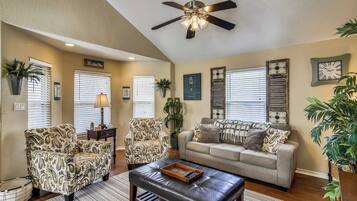 House (3 Bedrooms) | Property amenity