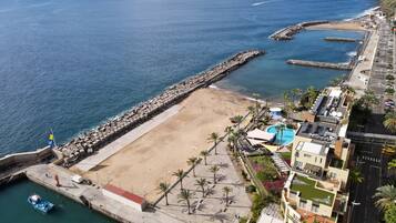 Sulla spiaggia, lettini da mare, teli da spiaggia