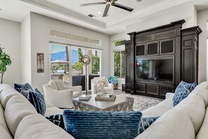 スマートテレビ、暖炉、テレビゲーム、書庫