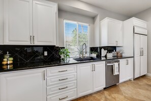 冷蔵庫、電子レンジ、オーブン、コンロ