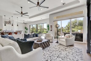 Smart TV, caminetto, videogiochi, libri