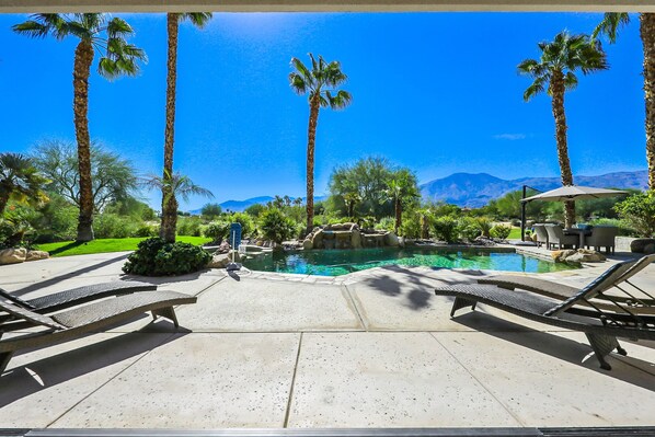 Outdoor pool, a heated pool - PGA West Greg Norman 4bd private golf course home/casita salt water pool/hot tub (La Quinta)