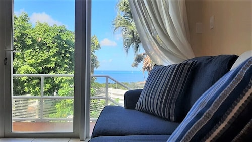  Serene, Affordable, Cozy apartment, only 10 min walk to the beach!