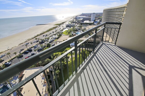 Condo, varias camas, vista al océano | Balcón