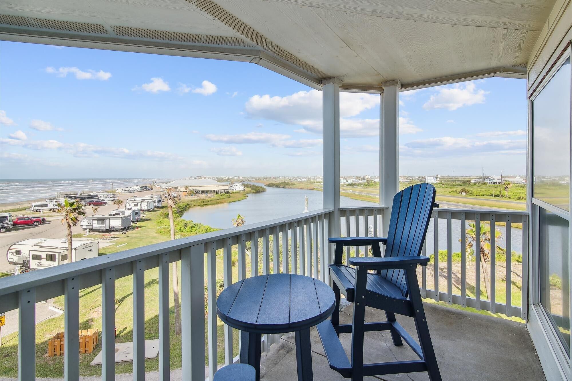 Condo (2 Bedrooms) | Front of property