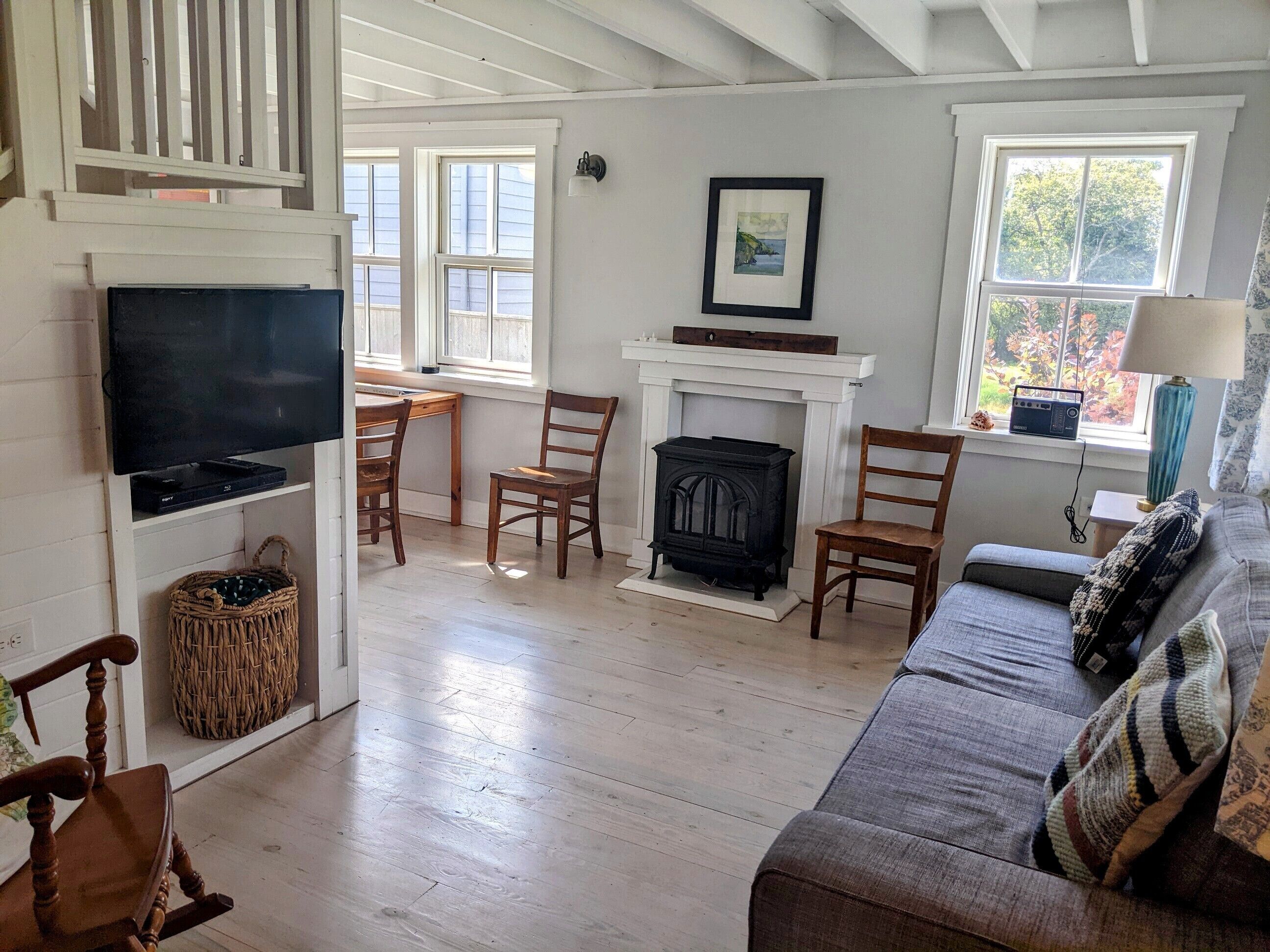 South Beach Cottage - steps from the beach!