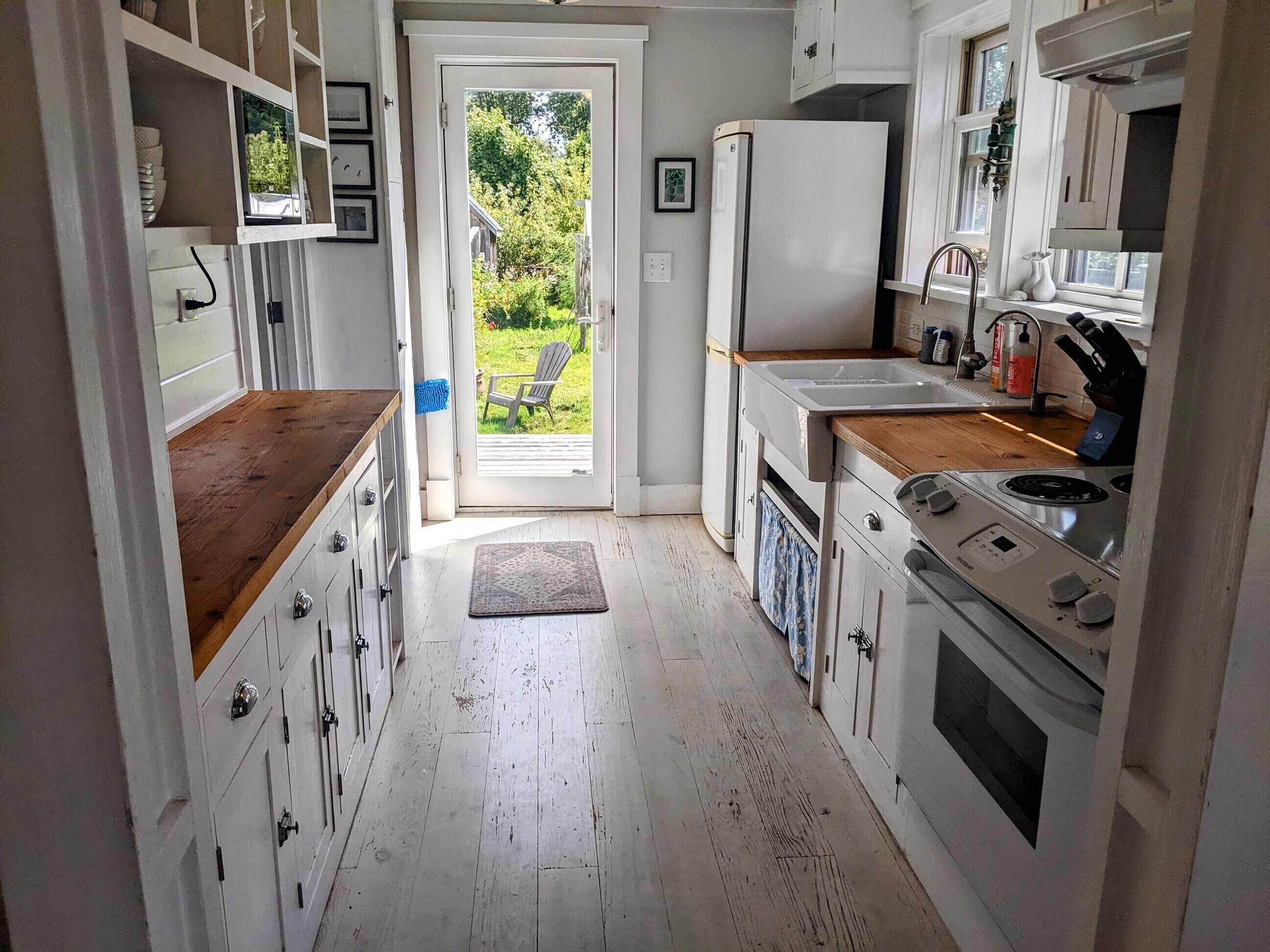 South Beach Cottage - steps from the beach!