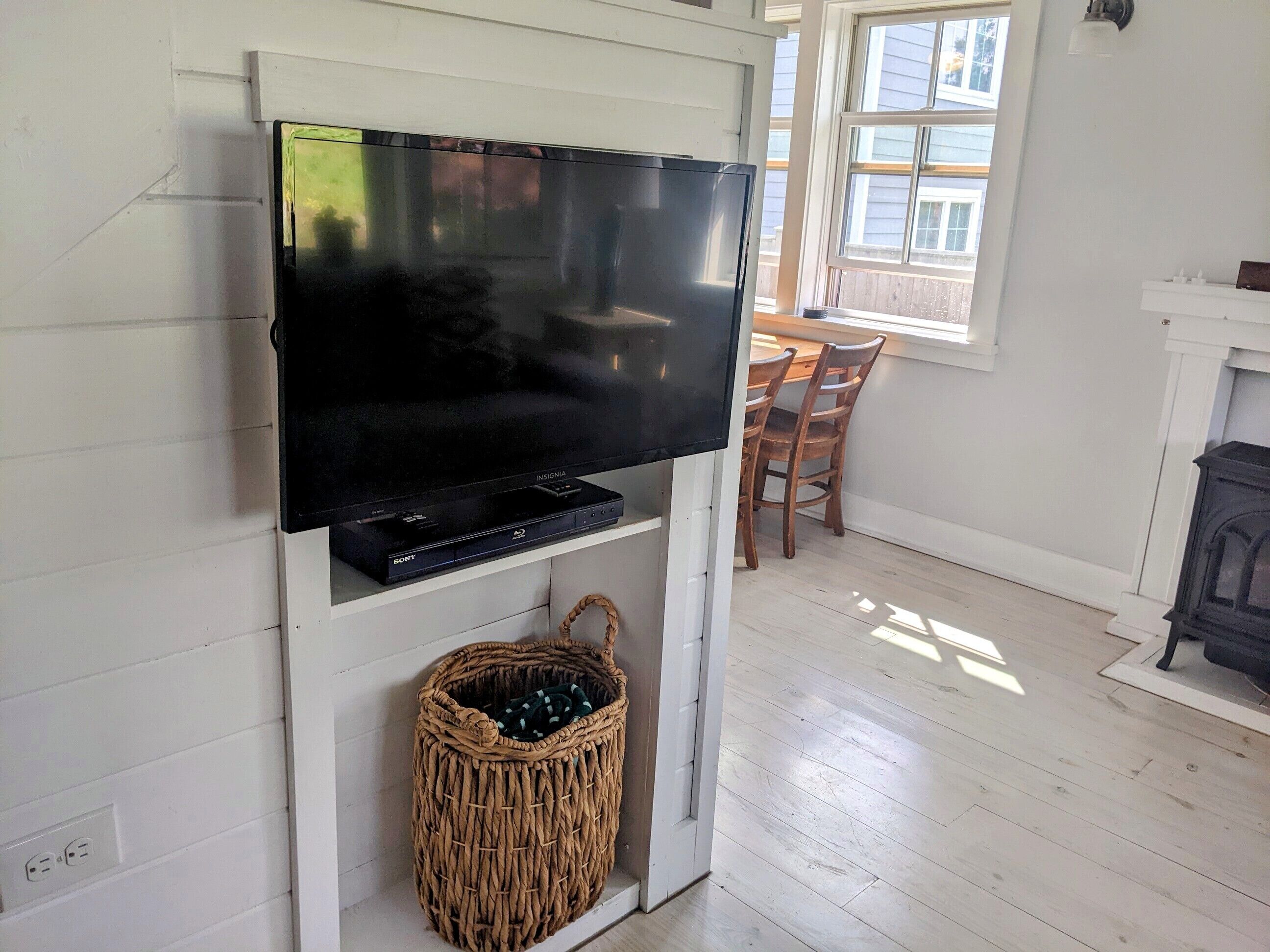 South Beach Cottage - steps from the beach!