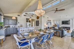 Casa, varias camas, balcón, vista al océano | Cocina privada | Refrigerador, microondas, horno y parrilla de estufa