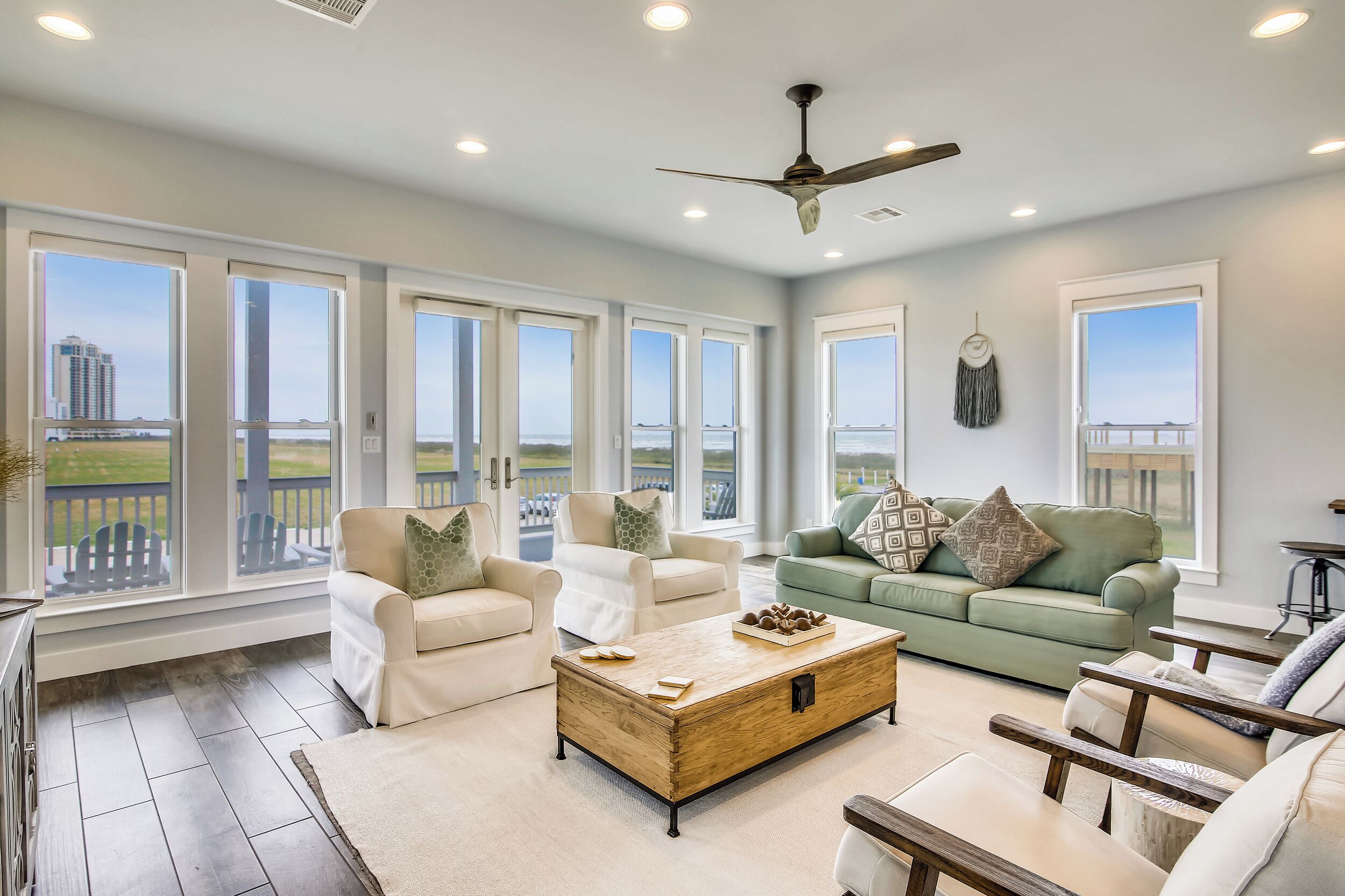 House (4 Bedrooms) | Living area | TV