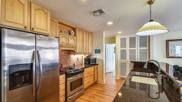 ํ์ฐ์ค (4 Bedrooms) | ์๋ฐ ์์ค ๋ด ํธ์ ์์ค/์๋น์ค