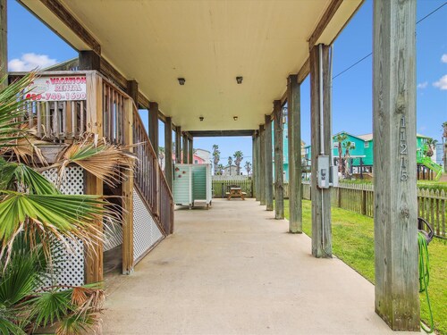 Sunny Beach Sandcastle Cottage by Ryson Vacation Rentals