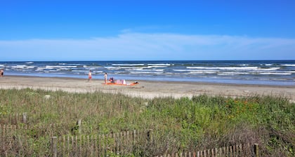Sunny Beach Sandcastle Cottage by Ryson Vacation Rentals