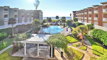 Condo (3 Bedrooms) | Property amenity