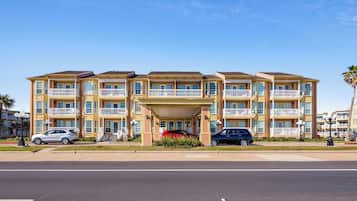 Condo (3 Bedrooms) | Property amenity