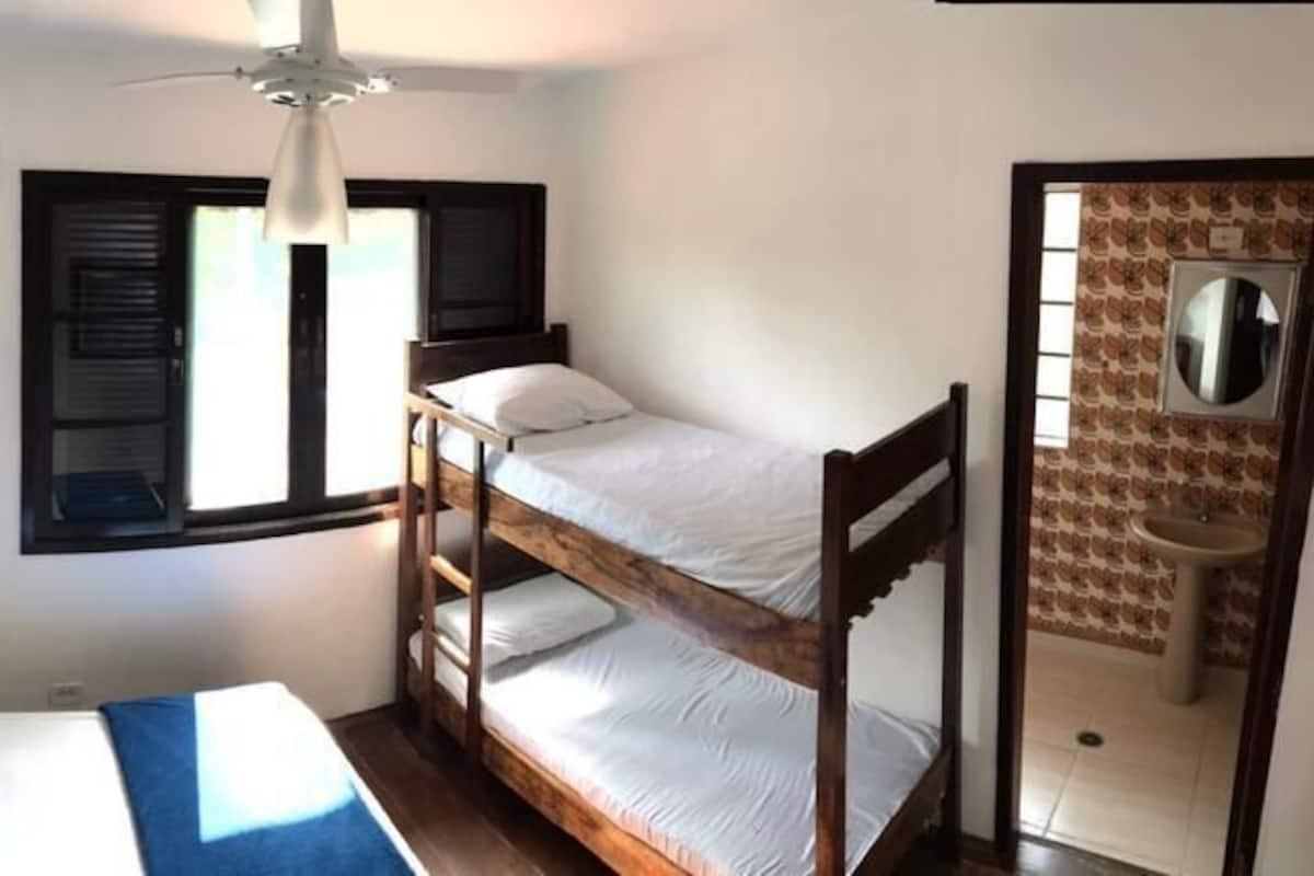 Chambre Quadruple Standard | Fer et planche à repasser, Wi-Fi gratuit, draps fournis