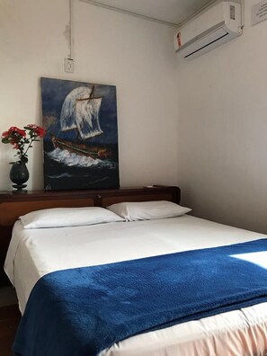 Habitación cuádruple familiar | Tabla de planchar con plancha, wifi gratis y ropa de cama