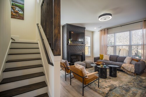 STRATHAM STATION:  4Bd/2.5Ba in Downtown Greenville, SC