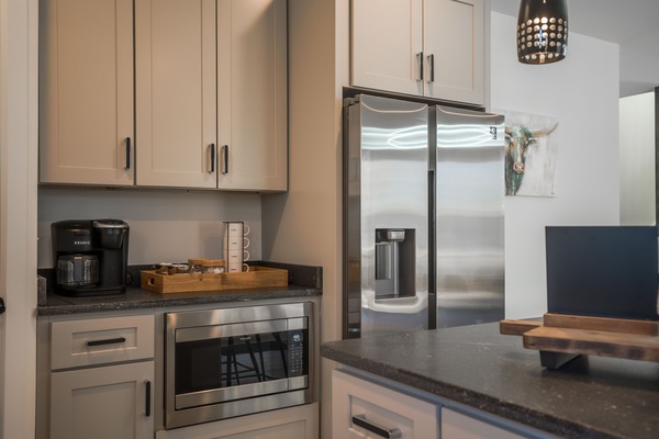 Jääkaappi, mikroaaltouuni, uuni, liesi