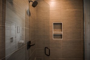 Ensemble douche/baignoire, serviettes fournies, savon, shampoing