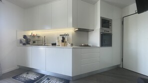 ثلاجة، ميكروويف، فرن، موقد طهي مسطح