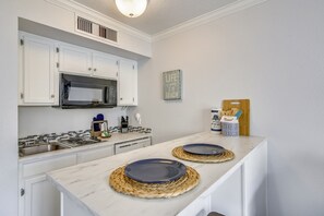 Condo, varias camas, vista al océano | Cocina privada | Refrigerador, microondas, lavavajillas y cafetera y tetera