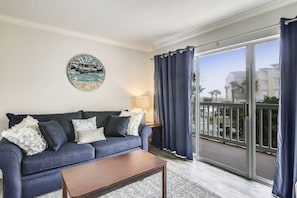 Condo, varias camas, vista al océano | Sala de estar | Televisión
