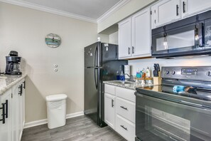 Condo, varias camas, balcón, vista a la playa | Cocina privada | Refrigerador, microondas, horno y parrilla de estufa
