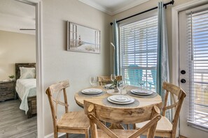 Condo, varias camas, balcón, vista a la playa | Cocina privada | Refrigerador, microondas, horno y parrilla de estufa