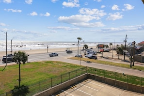 Condo, varias camas, balcón, vista a la playa | Vista del balcón