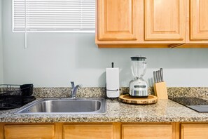 Refrigerador, microondas, cafetera y tetera y tostadora 