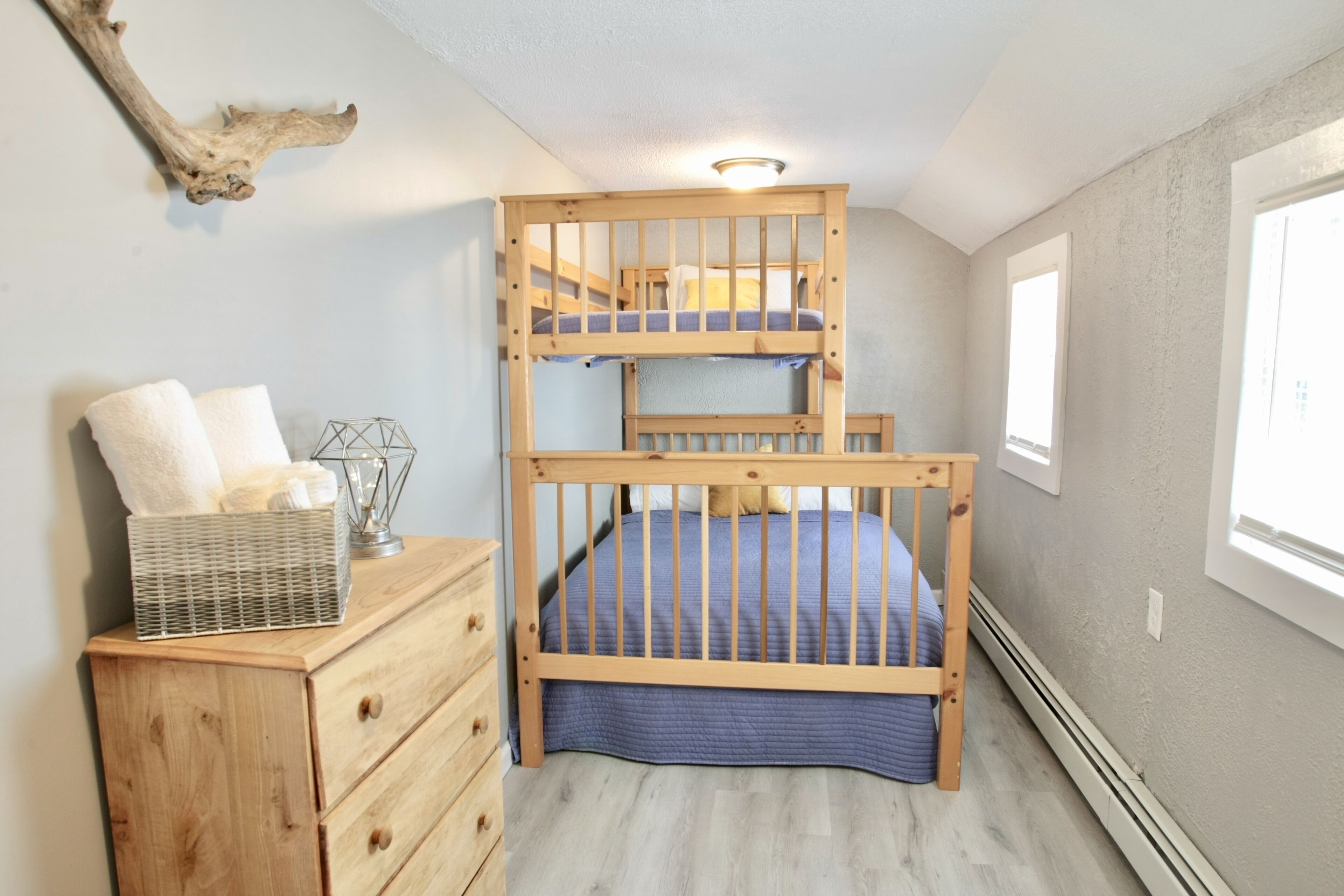 NEW Chautauqua Cottage, Lake Views, King Bed & Hot Tub