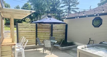 NEW Chautauqua Cottage, Lake Views, King Bed & Hot Tub