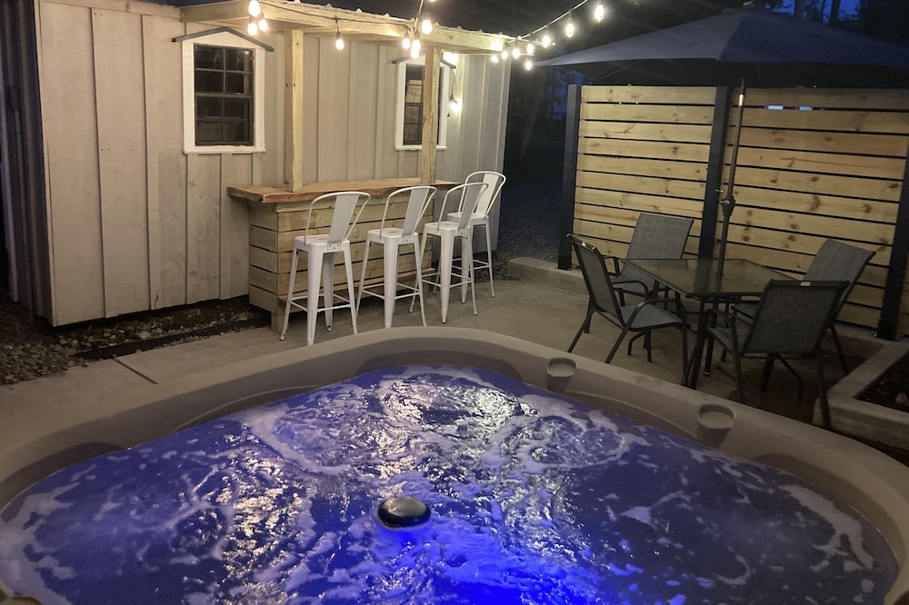 NEW Chautauqua Cottage, Lake Views, King Bed & Hot Tub