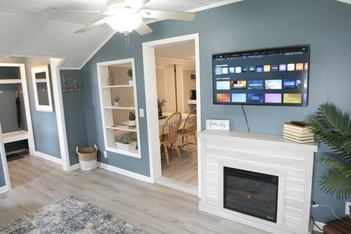 NEW Chautauqua Cottage, Lake Views, King Bed & Hot Tub