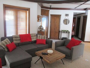 TV, fireplace, Netflix, streaming services - Comfy condo - Les Manoirs minutes from the hill (Mont-Tremblant)