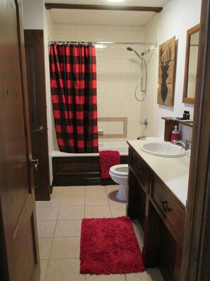 Combined shower/tub, jetted tub, heated floors