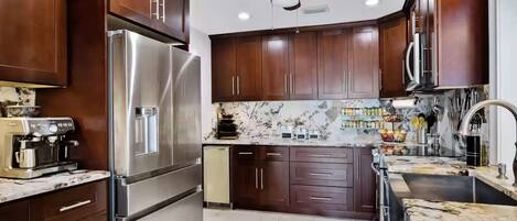 Réfrigérateur, micro-ondes, four, plaque de cuisson