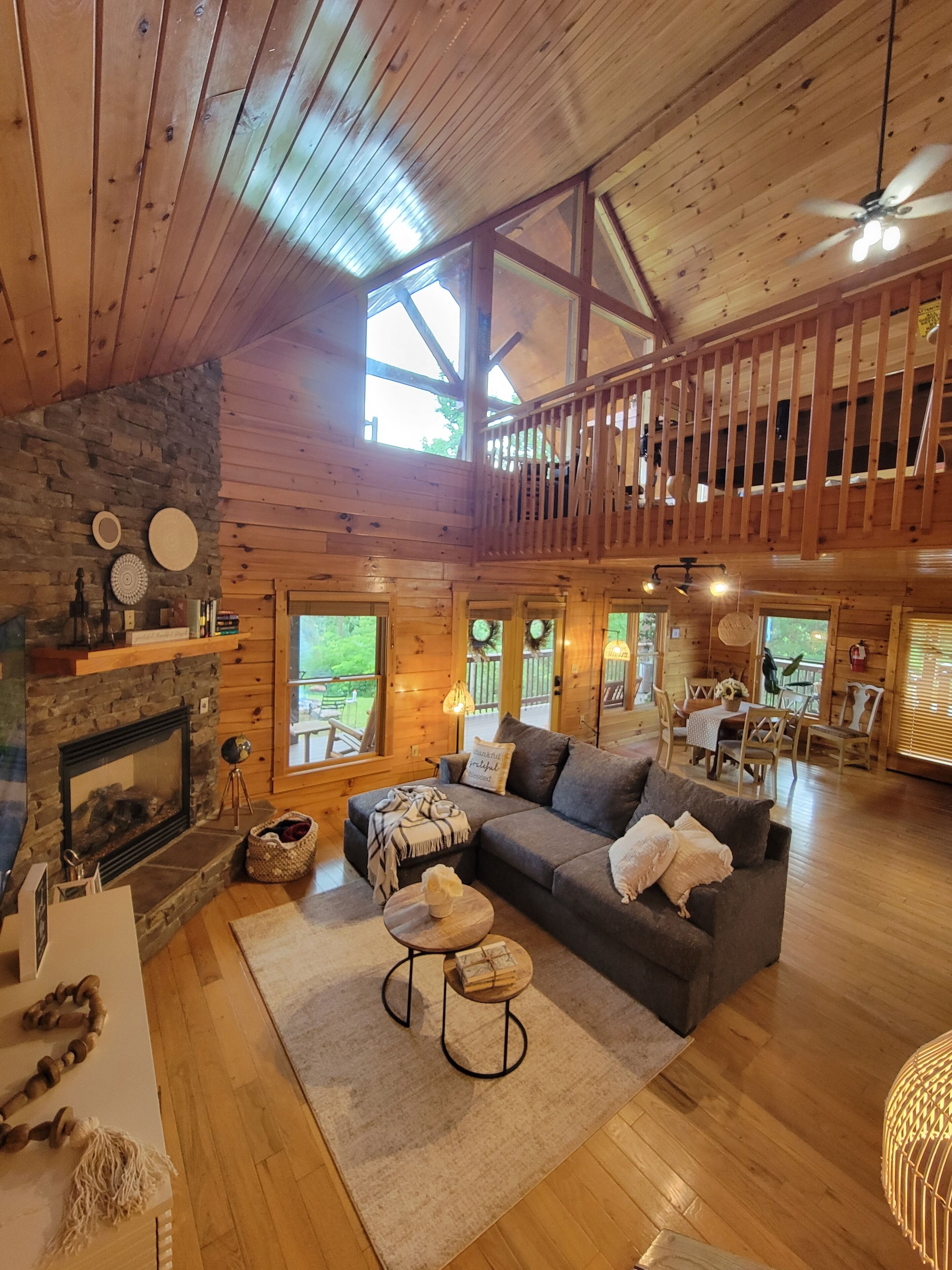 Million $ Views, Hot Tub, Fire Pit, Pool Table, Arcade Game 