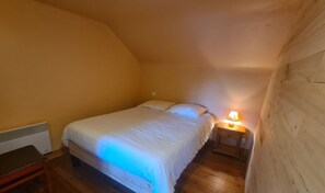 3 bedrooms, travel crib, free WiFi, bed sheets - Cottage (Bon Repos sur Blavet)