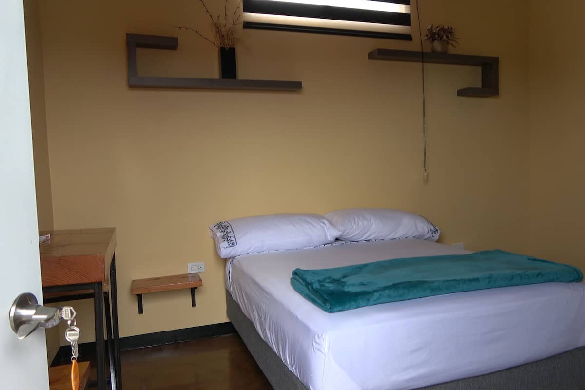 Habitación básica | Decoración personalizada, muebles diferentes y wifi gratis