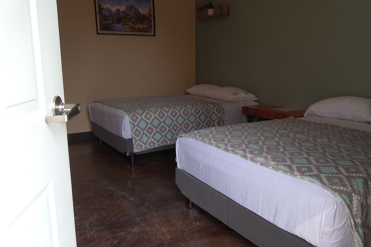Basic Room | WiFi (free), individually decorated, individually furnished, bed sheets
