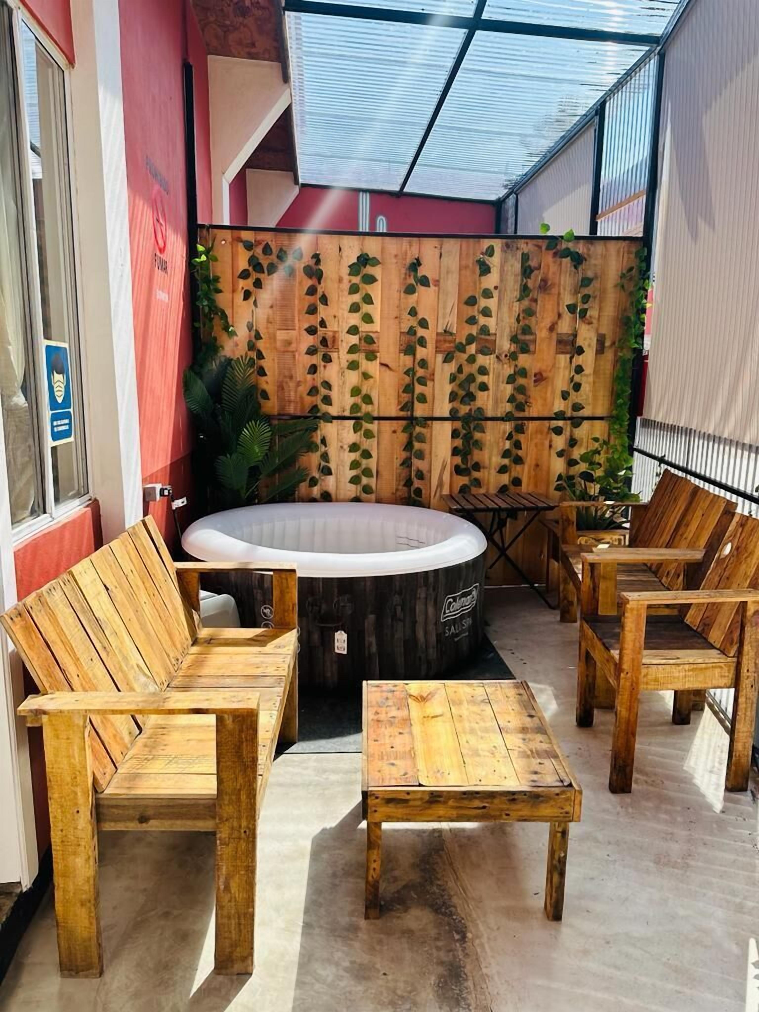 Loft básico | Área de sala de estar | Televisión LED de 50 pulgadas con canales digitales y televisión 