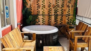 Loft básico | Área de sala de estar | Televisión LED de 50 pulgadas con canales digitales y televisión