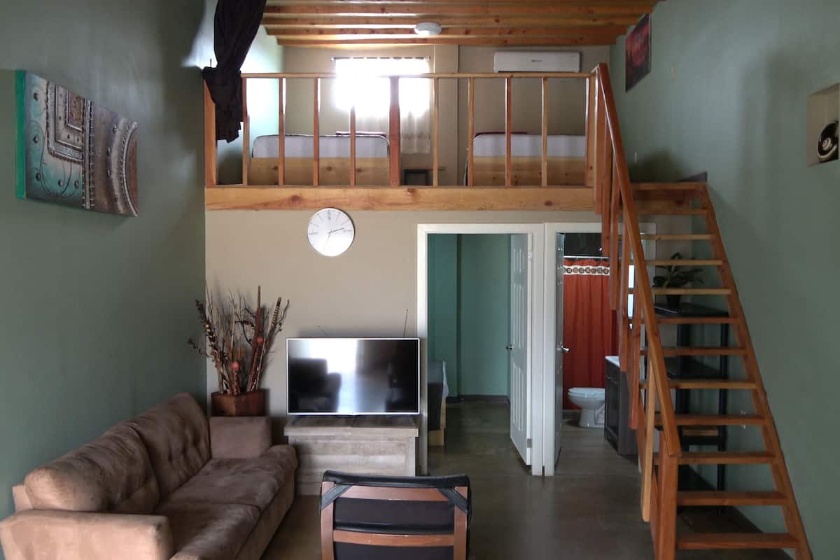 Loft básico | Decoración personalizada, muebles diferentes y wifi gratis