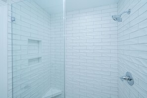 Badewanne, Handtücher, Toilettenpapier