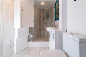 Douche, sèche-cheveux, serviettes fournies