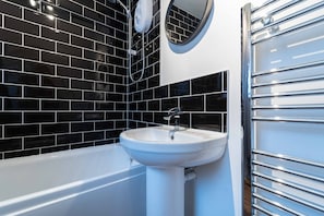 Combined shower/bathtub, hair dryer, towels