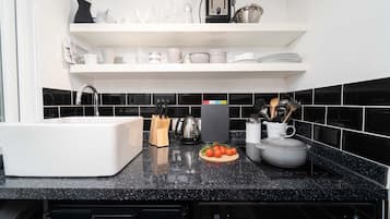 Fridge, oven, stovetop, cookware/dishes/utensils