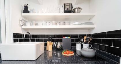 Tiddles – Sleeps 2 – Dog Friendly - Parking